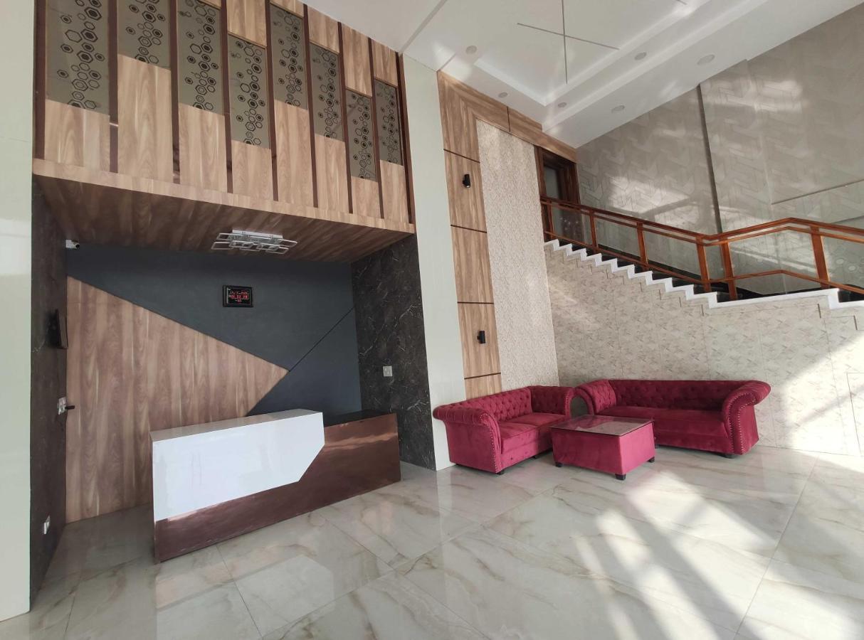 Oyo 92169 Apple Leaf Banquet & Hotel Aligarh Bagian luar foto