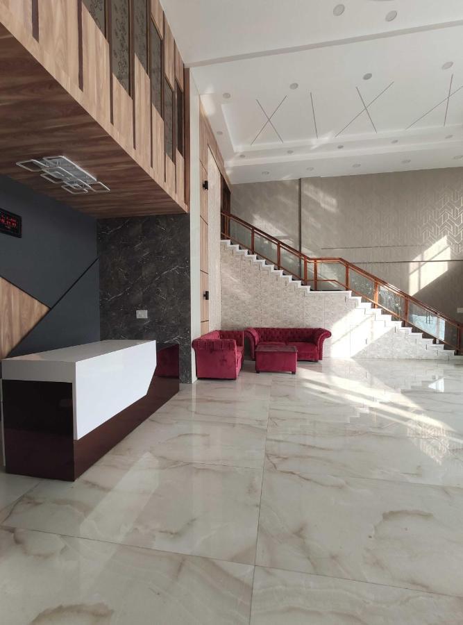 Oyo 92169 Apple Leaf Banquet & Hotel Aligarh Bagian luar foto