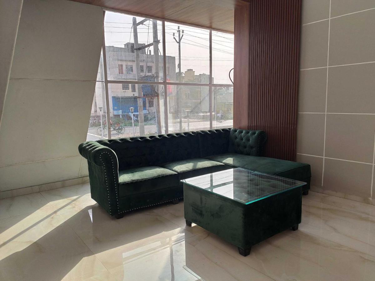 Oyo 92169 Apple Leaf Banquet & Hotel Aligarh Bagian luar foto